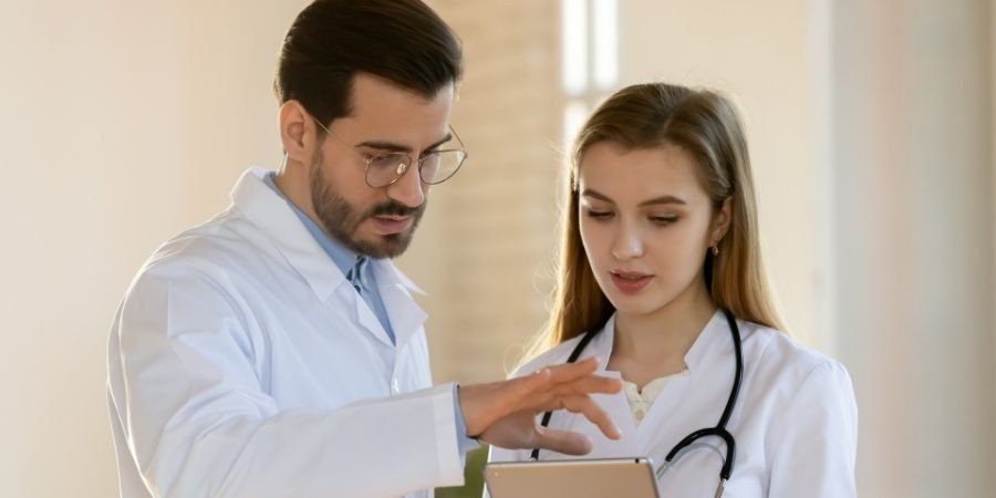 médicos estudiando Occupational English Test