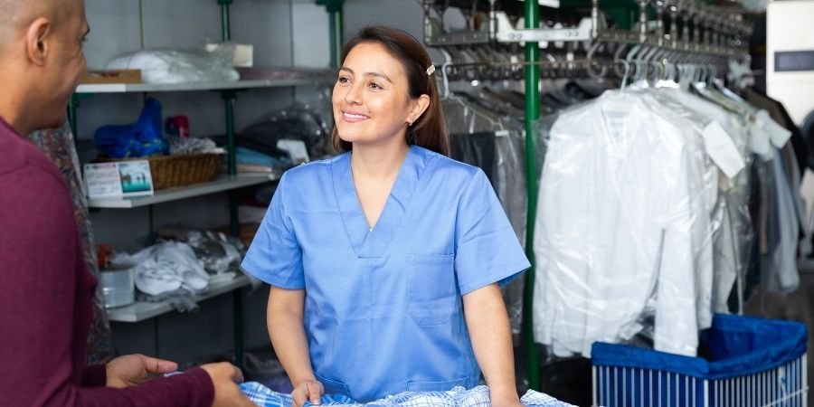 Mujer trabajando en una tintorería, uno de los sectores para trabajar en Irlanda sin saber inglés