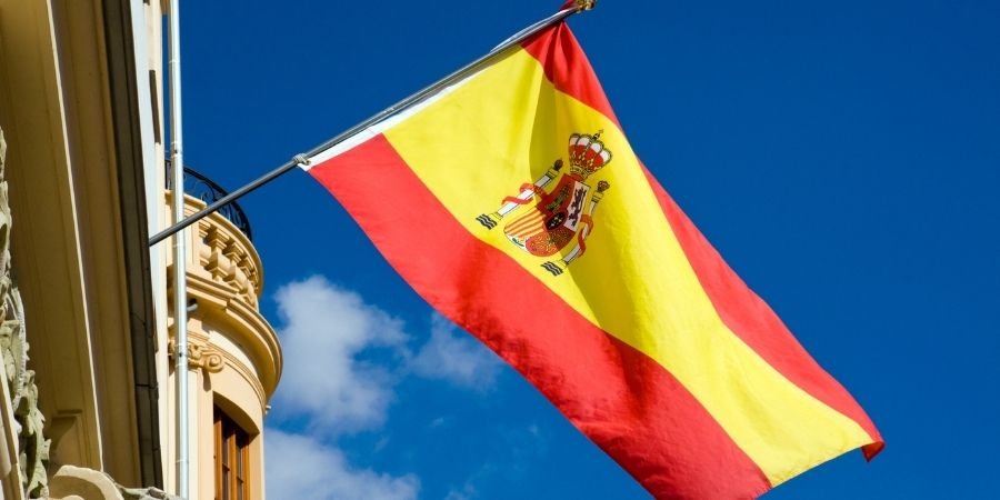 Bandera en la embajada de España